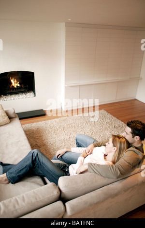 Paar auf dem Sofa entspannen. Stockfoto