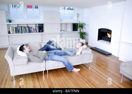 Paar auf dem Sofa entspannen. Stockfoto