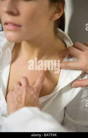 Arzt und Patient dermatologische Untersuchung Stockfoto