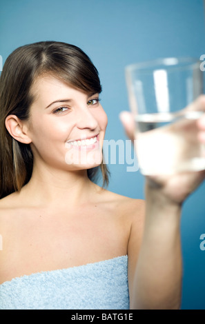 junge Frau mit einem Glas Wasser Stockfoto