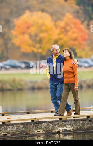 Hispanische Paare, die am pier Stockfoto