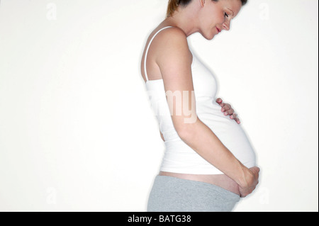 Schwangere Frau mit geschwollenen Unterleib. Sie ist in ihrem dritten Trimester. Stockfoto
