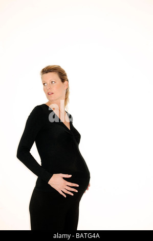 Schwangere Frau mit geschwollenen Unterleib. Sie ist in ihrem dritten Trimester. Stockfoto