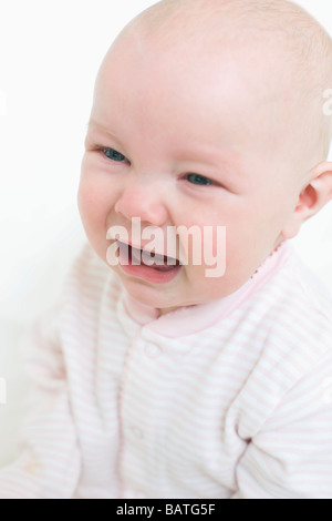 Unglücklich Baby. 7 Monate altes Baby Mädchen weint. Stockfoto