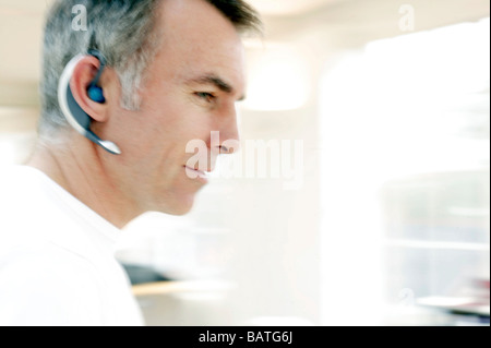 Drahtlose Kommunikation. Mann trägt ein Handy Kopfhörer. Stockfoto