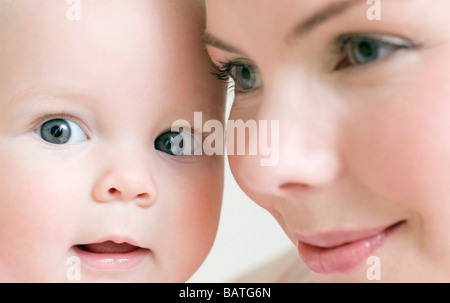 Mutter und Baby. 7 Monate altes Baby Mädchen mit ihrer Mutter. Stockfoto