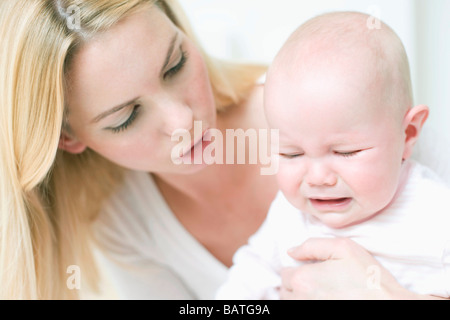 Unglücklich Baby. 7 Monate alten Babygirl von ihrer Mutter getröstet. Stockfoto