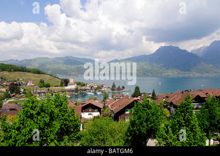 Kleines Dorf am Ufer des Sees Thun in der Zentralschweiz Stockfoto