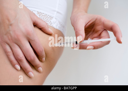 Insulininjektion. Frau selbst-Verwaltung Insulin mit einer Injektionsspritzen. Stockfoto