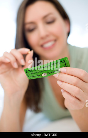 Empfängnisverhütende Pillen in einer woman'shand. Stockfoto