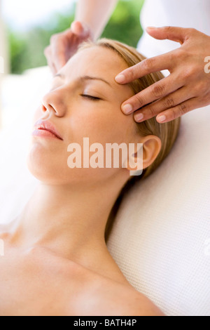 Frau empfangende Tempel Massage. Massage kann muskuläre Painor Steifigkeit durch anregende Durchblutung Theaffected Bereich lindern. Stockfoto