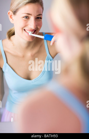 Elektrische Zahnbürste. Frau, putzen ihre Zähne mit einer elektrischen Zahnbürste. Stockfoto