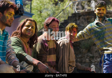 Hindu junge Männer während des hinduistischen Festivals von Holi, sind sie mit Farbpulver bedeckt. Stockfoto