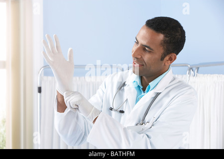 Arzt auf einen Latex-Handschuh vor einer Prüfung. Stockfoto