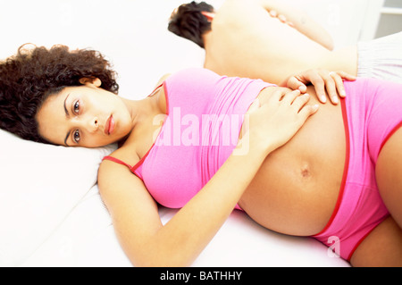 Schwangerschaft bei Depressionen. Deprimiert neun Monate schwangere Frau legt wach nachts. Stockfoto