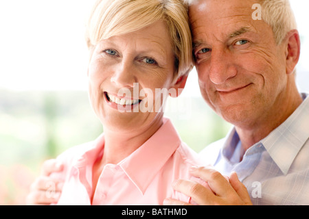 Älteres Ehepaar Lächeln auf den Lippen. Stockfoto