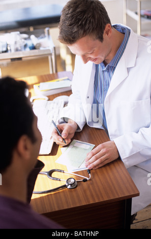 Verschreibungspflichtige Arzneimittel handelt. Allgemeinmedizin Arzt ein Rezept zu schreiben. Stockfoto