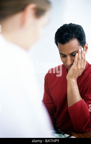 Ärztliche Beratung. Männlicher Patient seinen Hausarzt (GP) Beratung. Stockfoto