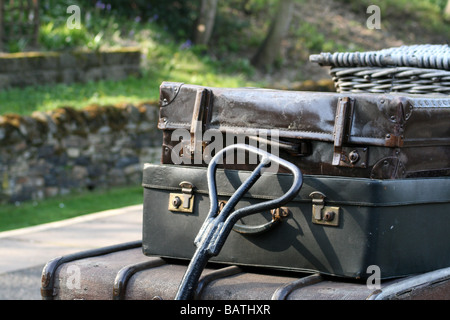 Passagiergepäck auf einem Bahnsteig-Trolley am Bahnhof Ingrow West an der Keighley und Worth Valley Heritage Railway in West Yorkshire. Stockfoto