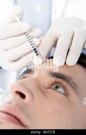 Botox-Behandlung. Patienten mit Botox injiziert an die Stirn. Botox Isa Nervengift für kosmetische Zwecke verwendet. Stockfoto