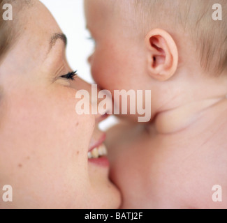 Glückliche Mutter und Babymädchen. Gesicht einer glücklichen Mutter, die her4-Monat-altes Babymädchen kuscheln ist. Stockfoto