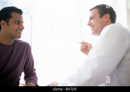 Ärztliche Beratung. Allgemeinmedizin Arzt im Gespräch mit einem männlichen Patienten. Stockfoto
