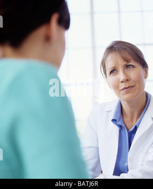 Ärztliche Beratung. Allgemeinmedizin Arzt im Gespräch mit einer jungen Patientin. Stockfoto