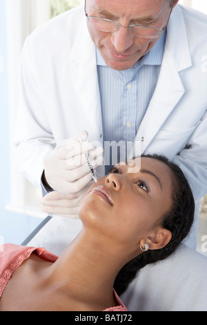 Botox-Behandlung. Patienten mit Botox ins Gesicht gespritzt. Botox ist ein Eurotoxin für kosmetische Zwecke verwendet. Stockfoto