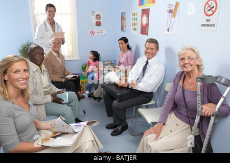 Allgemeine Praxis-Wartezimmer mit Patienten gefüllt. Stockfoto