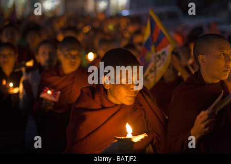 Tibeter marschieren auf ein Kerzenlicht-Mahnwache in Mcleod Ganj, Dharamsala, Indien Stockfoto