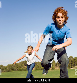 Kinder spielen im Park. Stockfoto