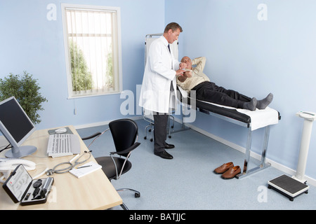 Ärztliche Beratung. Allgemeinmedizin, Überprüfung des Puls eines älteren Patienten. Stockfoto