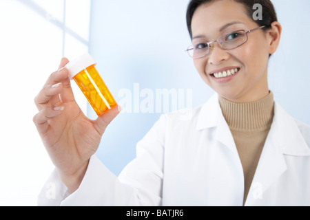 Weibliche Allgemeinmedizin mit einer Flasche Pillen. Stockfoto