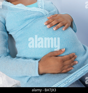 Schwangere Frau mit geschwollenen Unterleib. Stockfoto