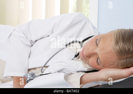Schlafenden Arzt. Ärztin im Krankenhaus Rest Zimmer schlafen. Stockfoto