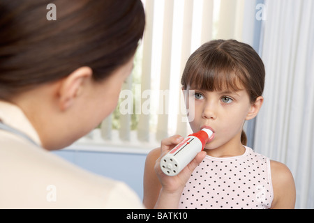 Lunge Fucntion Test. Sechs Jahre altes Mädchen ein Peak-Flow-Meter (Spirometer) einhauchen. Stockfoto