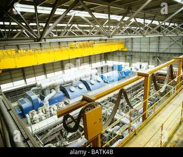 Turbinenhalle. Turbinen (blaue Zylinder) in Agas feuerte Kraftwerk. Fotografiert in Schottland. Stockfoto