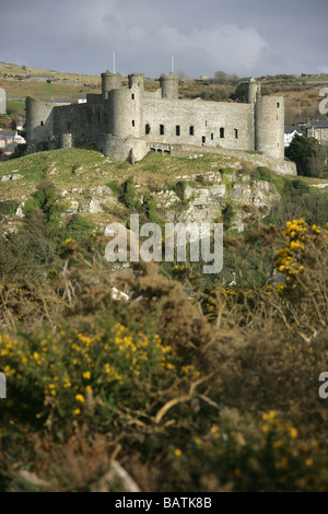 Stadt von Harlech, Wales. Die nördlichen und westlichen Höhen des späten 13. Jahrhunderts Harlech Castle. Stockfoto