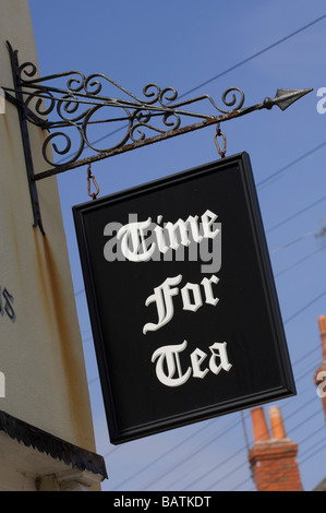 Shop-Schild mit der Aufschrift "Time for Tea" hängen über einem Restaurant / Café mit diesem Namen in der Nähe der Waterfront am Hafen von Weymouth, Dorset. Stockfoto