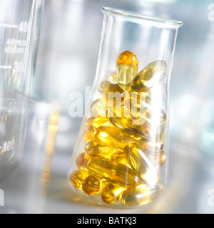 Forschung zu ergänzen. Dorschleber-Öl-Kapseln in einem konischen Kolben. Dies könnte in Nahrung und Ernährung Forschung darstellen. Stockfoto