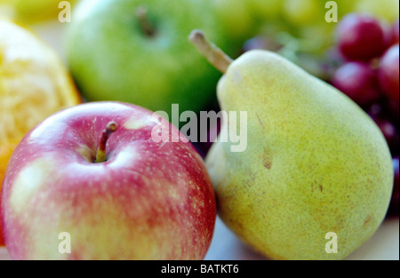 Verschiedene frische Früchte. Diese sind ein wesentlicher Bestandteil einer gesunden Ernährung, als eine gute Quelle für Vitamine und Mineralstoffe. Stockfoto