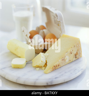 Eiern und Käse. Eiern sind reich an Eiweiß und Cholesterin. Käse sind reich an Kalzium. Stockfoto