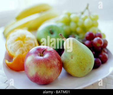 Verschiedene frische Früchte. Diese sind ein wesentlicher Bestandteil einer gesunden Ernährung, wobei eine gute Quelle für Vitamine, Mineralien und Ballaststoffe. Stockfoto