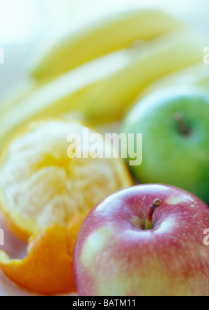 Verschiedene frische Früchte. Diese sind ein wesentlicher Bestandteil einer gesunden Ernährung, wobei eine gute Quelle für Vitamine, Mineralien und Ballaststoffe. Stockfoto