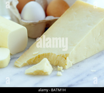 Eiern und Käse. Eiern sind reich an Eiweiß und Cholesterin. Käse sind reich an Kalzium. Stockfoto