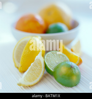 Verschiedene Zitrusfrüchte wie Zitronen, Limetten, eine Orange und Grapefruit. Die Säfte von Zitrusfrüchten sind reich an Vitamin c. Stockfoto