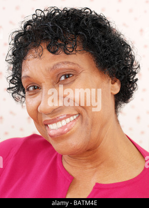 Glückliche Frau mittleren Alters. Stockfoto