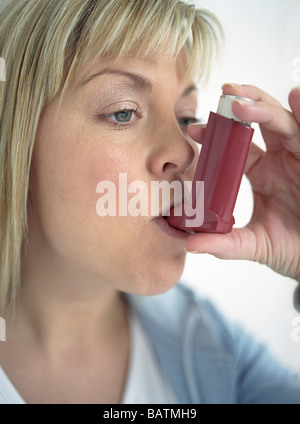 Behandlung von einem Asthma-Anfall. Frau mit einem Inhalator, um einen Asthma-Anfall zu behandeln. Stockfoto