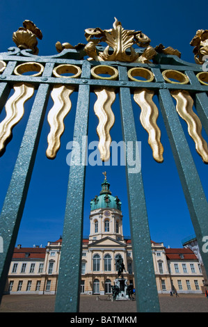 Blick auf Schloss Charlottenburg Palast durch reich verzierte vergoldete Geländer in Berlin Stockfoto