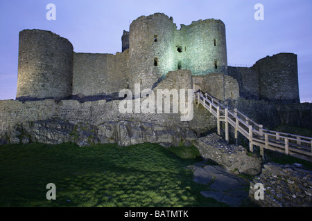 Stadt von Harlech, Wales. Nacht mit Blick auf die Ostansicht und das äußere Tor des späten 13. Jahrhunderts Harlech Castle Flutlicht. Stockfoto